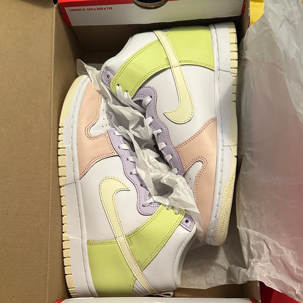 Colorful High-Top Sneakers Nike Dunk, worn once